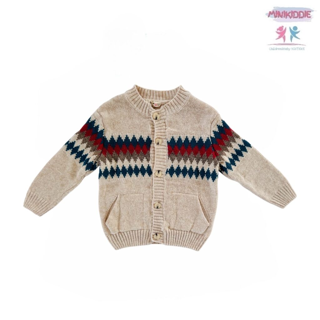 Детска жилетка с копчета и геометричен десен