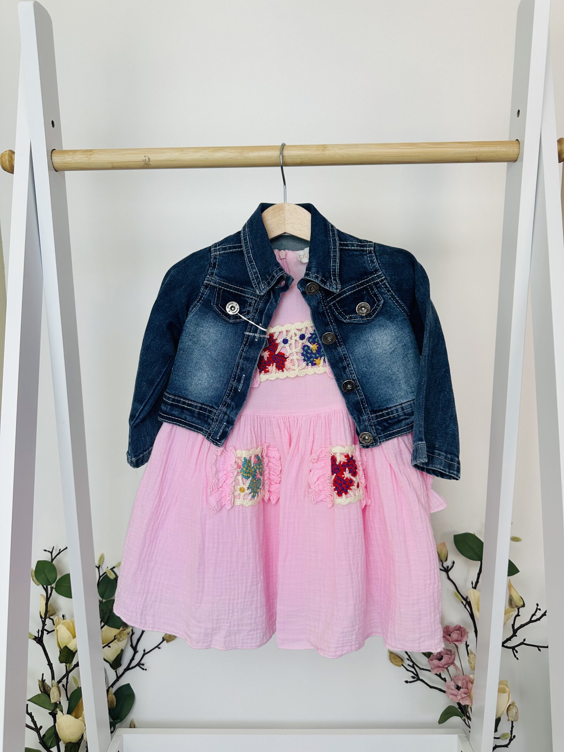 Розова рокля с дънково яке