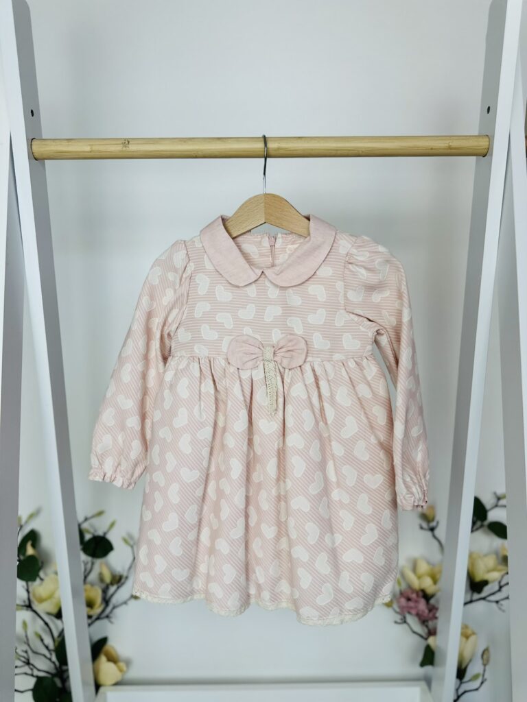 Рокля с бели сърчица