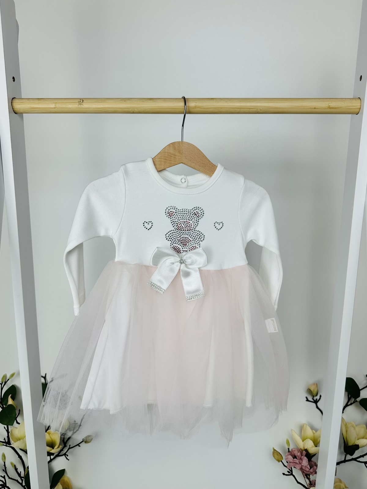 Елегантна детска рокля с тюлена пола и блестяща мечешка апликация