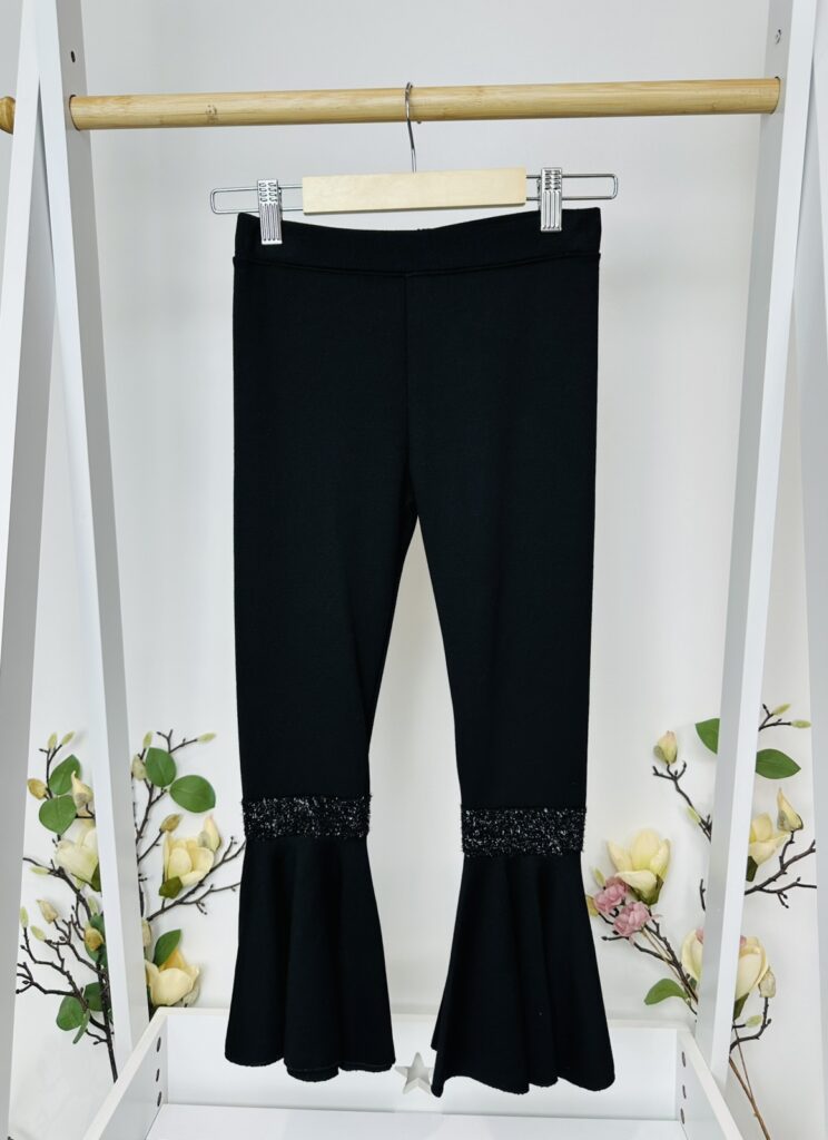 Черен клин с разкроени крачоли и блестяща декорация