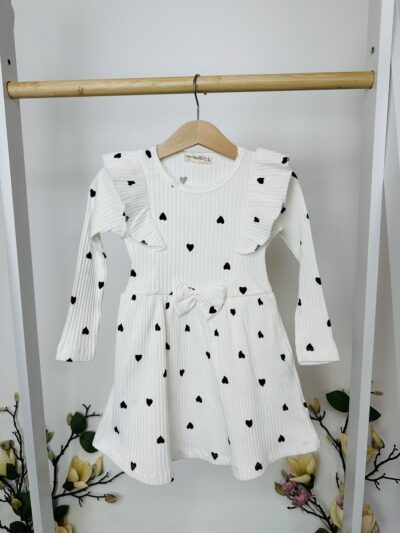 Нежна рокля с къдрички и сърца